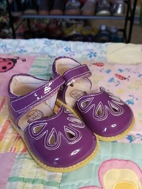 Livie & Luca Purple Patent Leather Mary Jane Size 4 Petals Excellent condition